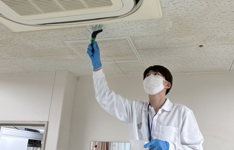 業務用エアコン周りにハケでカビ取り液剤を塗布