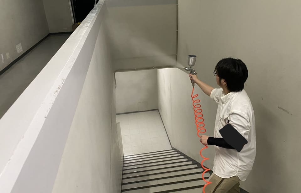 カビドクターズ代表の牧平が防カビ剤を塗布